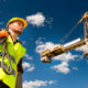 Ouvrier grutier sur chantier avec grue de construction